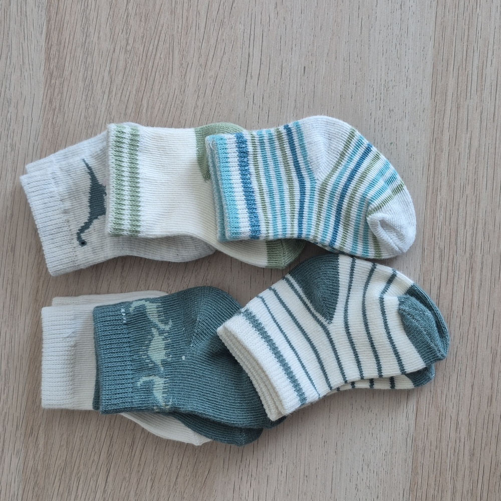 Baby Summer Onesies Size 0 To 3 Months And 6 Pairs Of New Socks - Picture 2 of 7